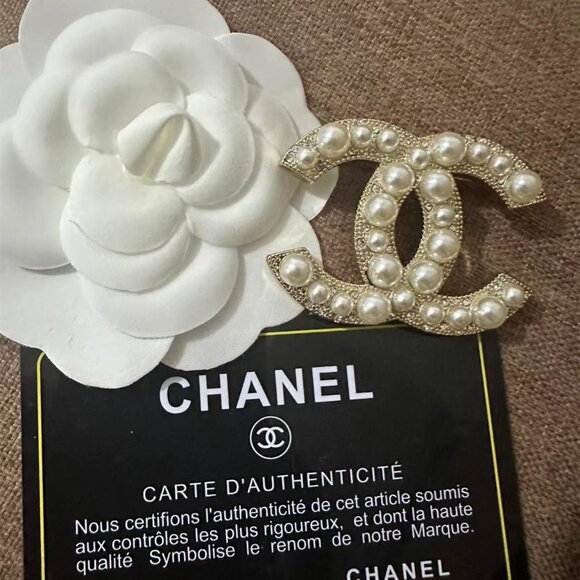 Chanel gold brooch - Picture 1 of 6